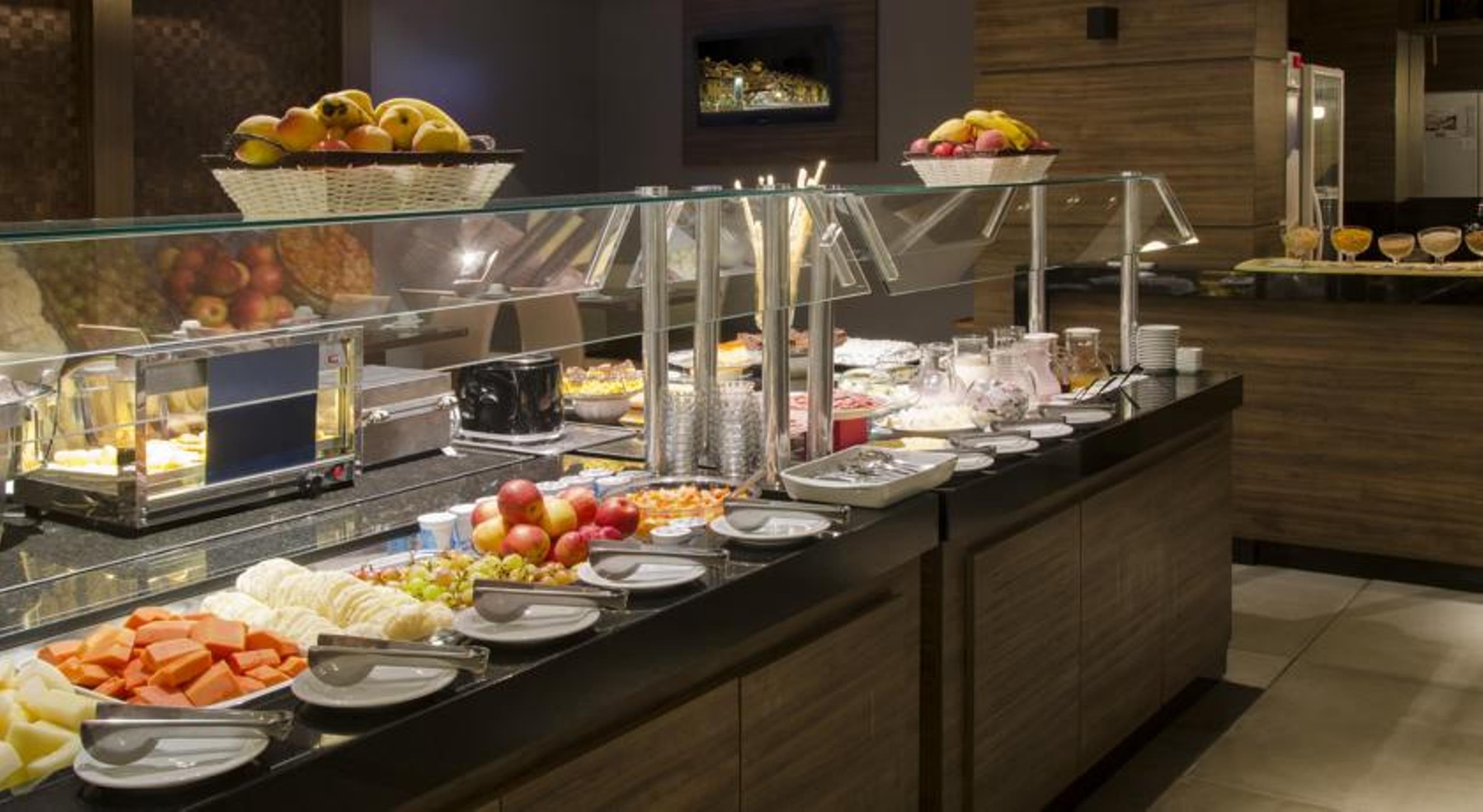 Hotel Laghetto Stilo Centro Gramado Exterior foto A buffet at a hotel