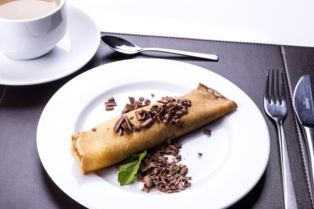 Hotel Laghetto Stilo Centro Gramado Exterior foto A chocolate spring roll