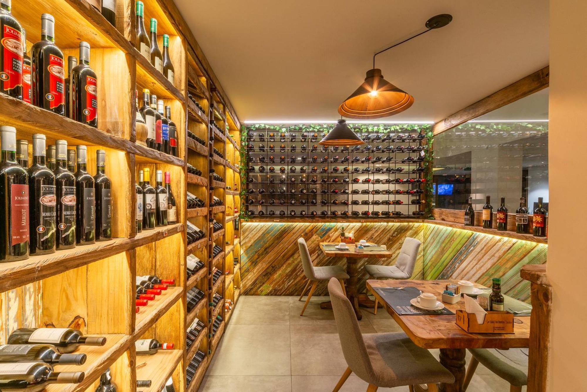 Hotel Laghetto Stilo Centro Gramado Exterior foto Wine bar in Madrid, Spain