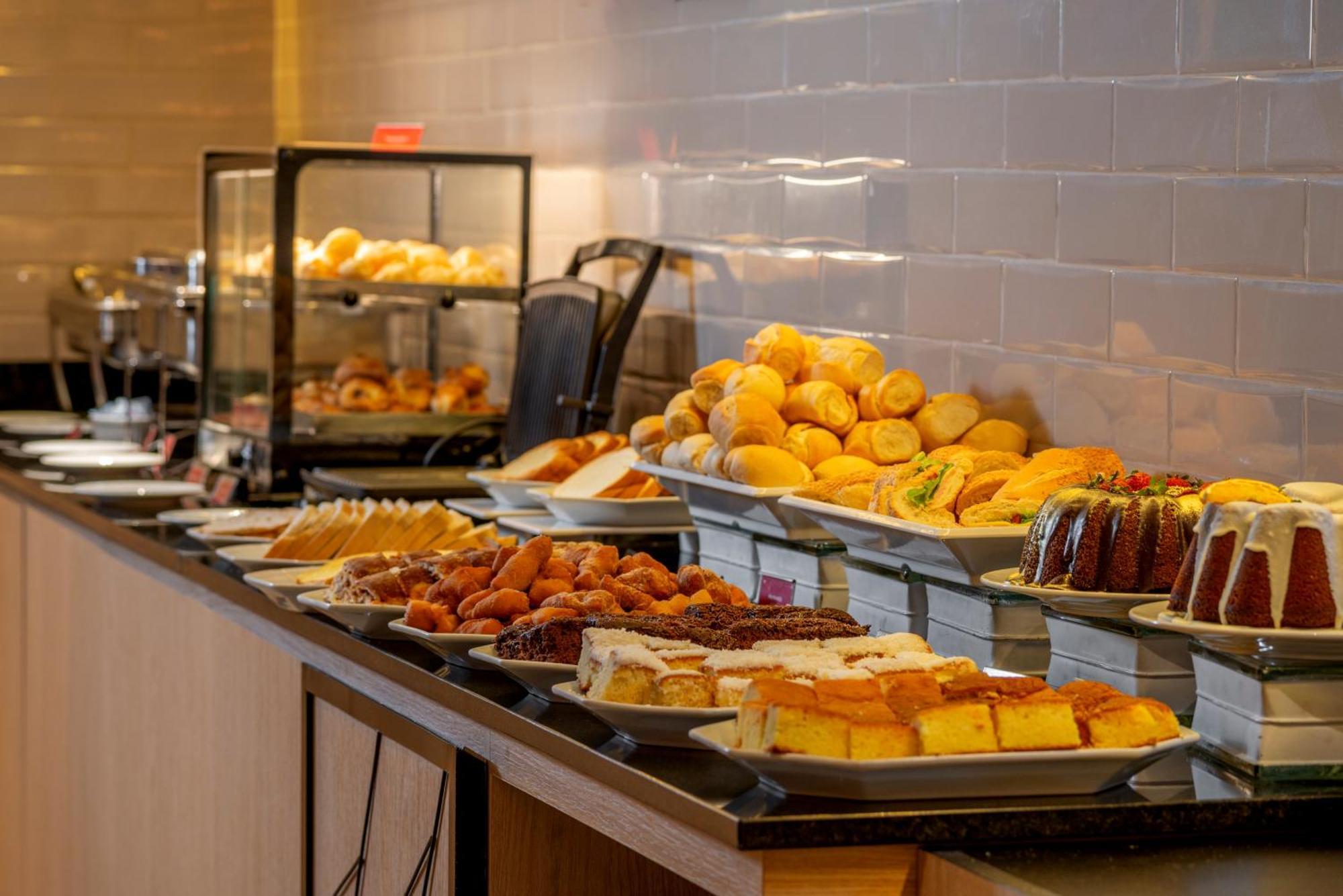 Hotel Laghetto Stilo Centro Gramado Exterior foto A selection of pastries at a buffet