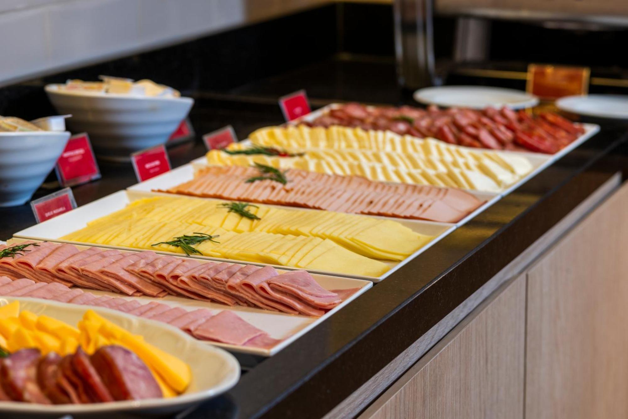Hotel Laghetto Stilo Centro Gramado Exterior foto A selection of cold cuts