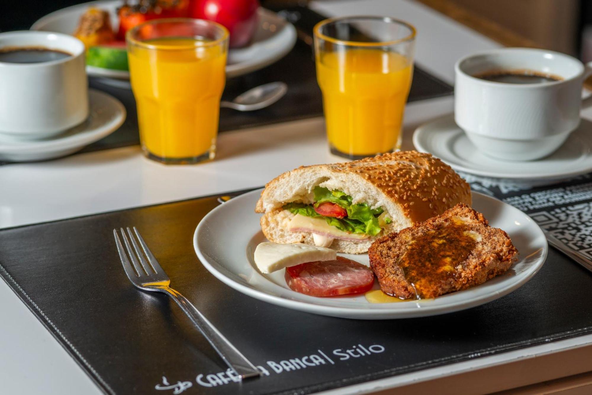 Hotel Laghetto Stilo Centro Gramado Exterior foto A typical breakfast at the airport